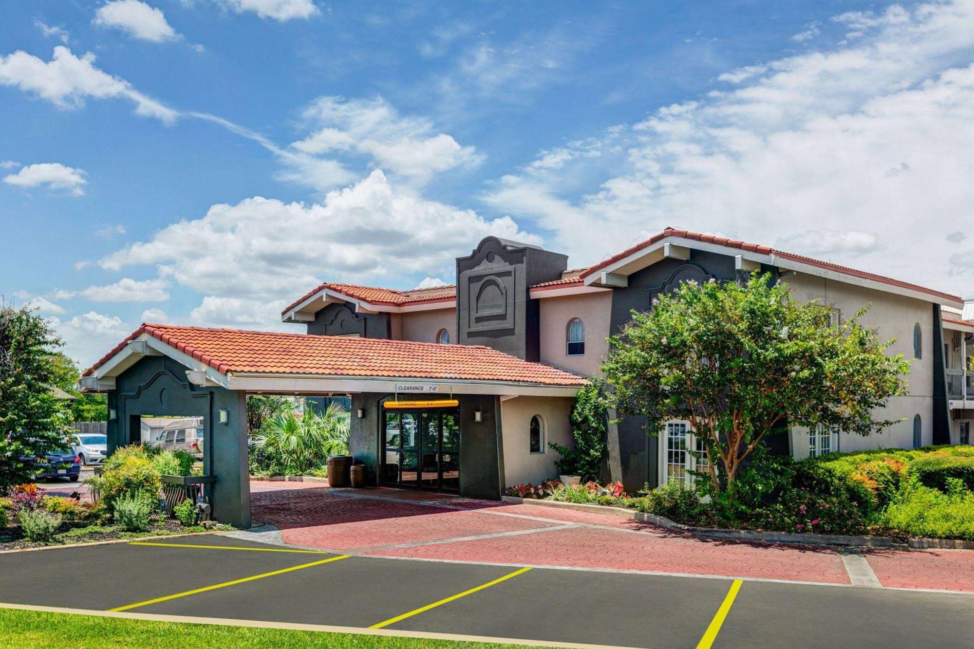 Baymont By Wyndham Austin University Area Kültér fotó