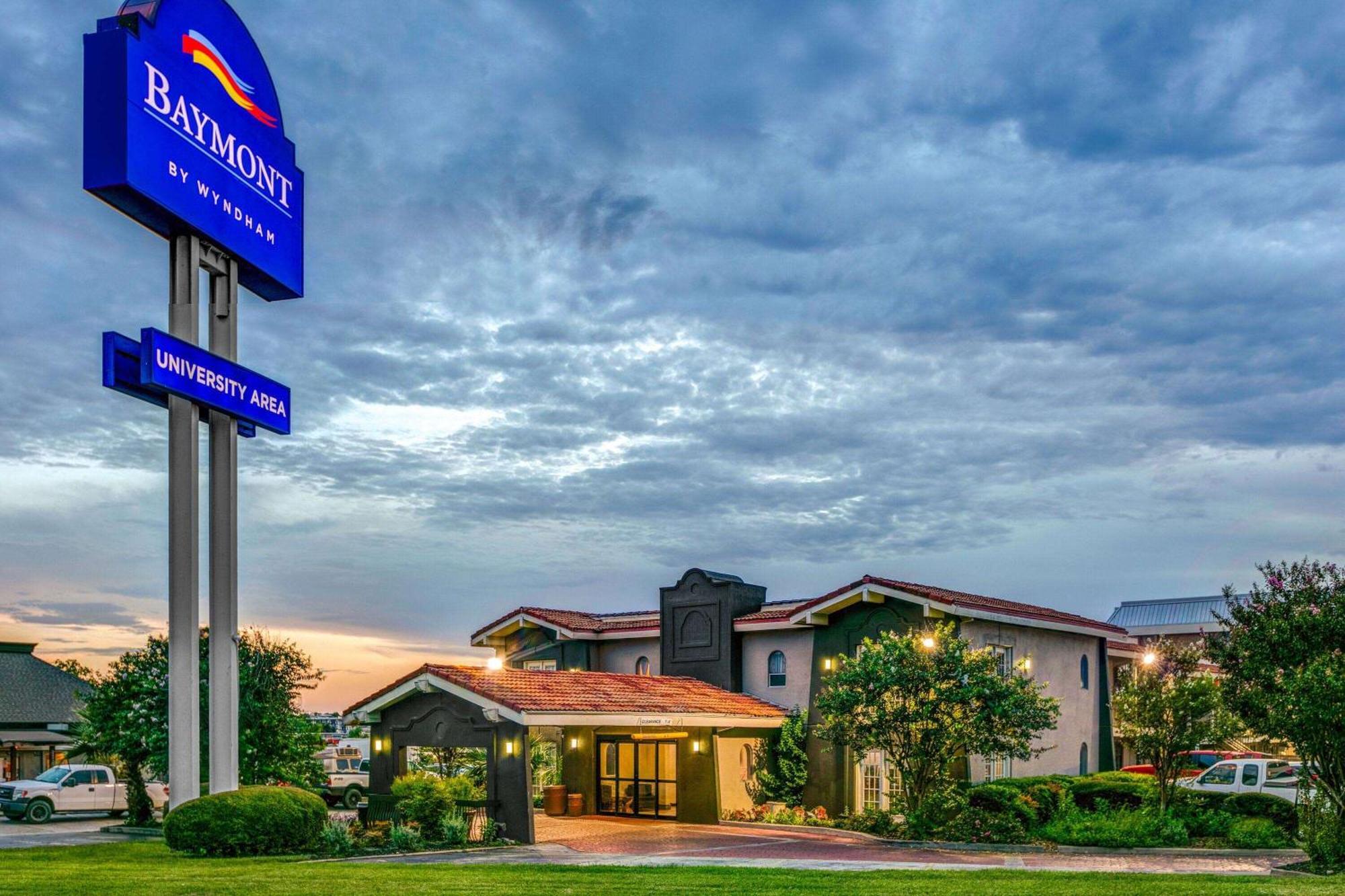Baymont By Wyndham Austin University Area Kültér fotó