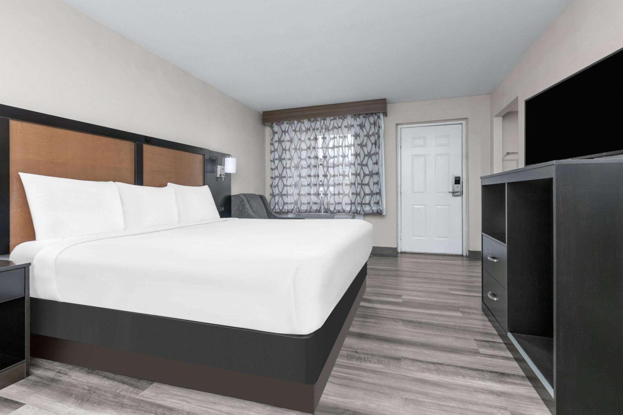 Baymont By Wyndham Austin University Area Kültér fotó