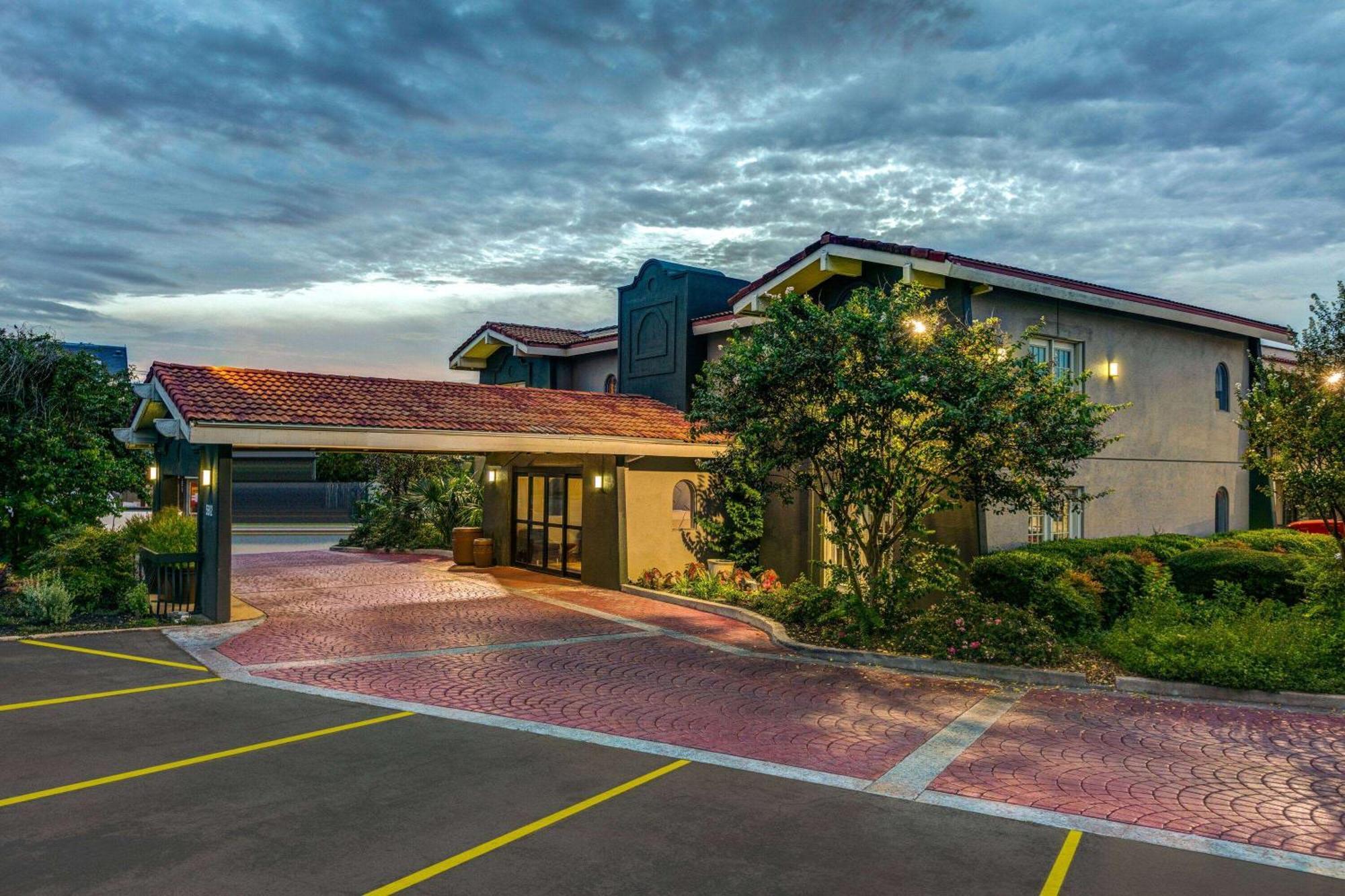 Baymont By Wyndham Austin University Area Kültér fotó